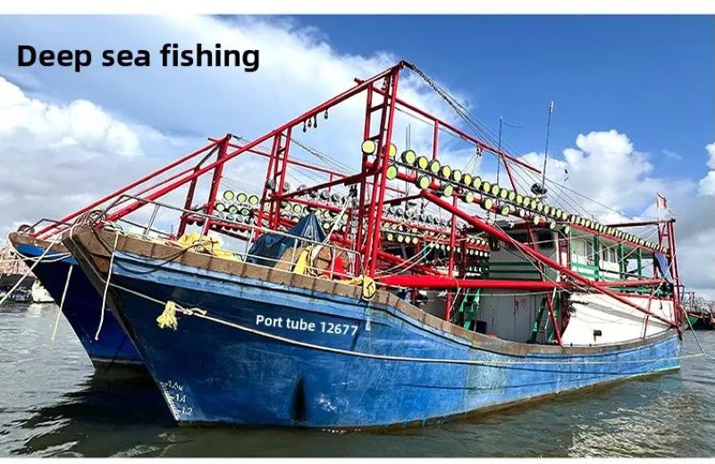 LED fish collecting lamp for fishing boat