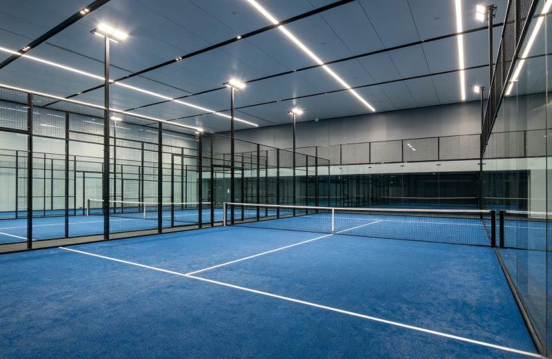 Пример проекта освещения крытого корта для падела PadelBox в Бермондси.