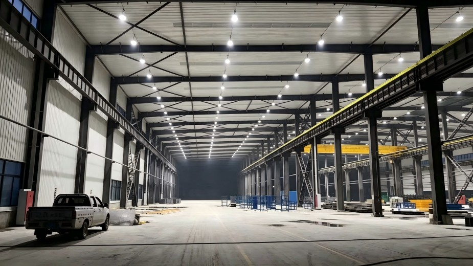 Large logistics warehouse after retrofit with HRLUX DragonDream series UFO LED high bay light, uniform and comfortable industrial lighting effect 